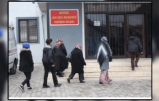 CAN ÇEKİŞİRKEN MASKELERİ ISIRMIŞLAR!