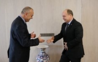 Kavga Yok, Hizmet Var!