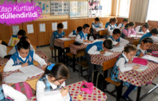 KİTAP KURTLARI ÖDÜLLENDİRİLDİ