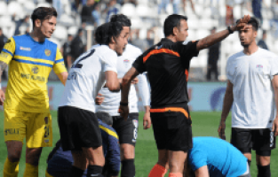 HAKEM YANLIŞ OYUNCUYU ATTI!