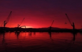 İzmir’de gökyüzü kızıla boyandı