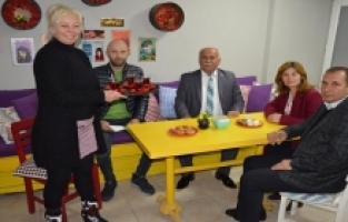 Kadın kahvecilere çiçekli kutlama