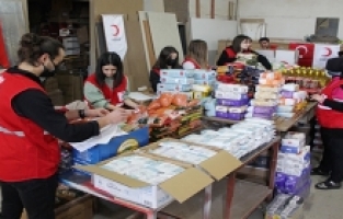  Manisa esnafından 100 aileye gıda kolisi yardımı