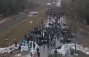 Rus ordusuna karşı sivil barikat