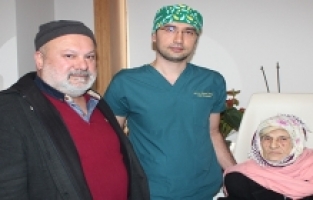 Yaşlı kadın yeniden görmeye başladı