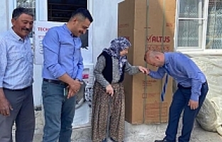 Evi yanan yaşlı kadına eşya desteği