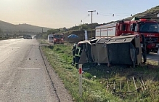 Manisa'da yoldan çıkan kamyonet devrildi: 1 yaralı
