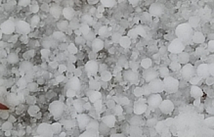 Dolu yağışı 10 dakikada her yeri beyaza bürüdü