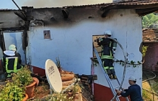 Elektrik Kontağından Yangın Çıktı İki Katlı Ev Küle Döndü