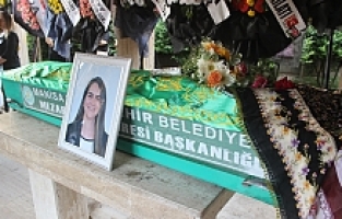 Gözyaşları sel oldu! Genç anne son yolculuğuna uğurlandı