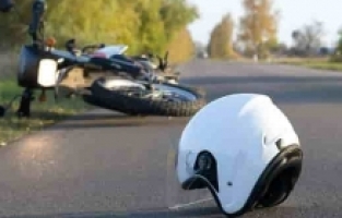 Kullandığı motosikletten düşen kasksız sürücü öldü