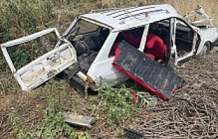 Lastiği Patlayan Otomobil Tarlaya Devrildi