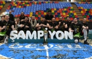 Manisa BBSK Basketbol Takımı kupasına kavuştu