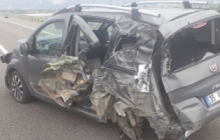 Manisa'da yolcu otobüs ile ticari araç çarpıştı: 5 yaralı