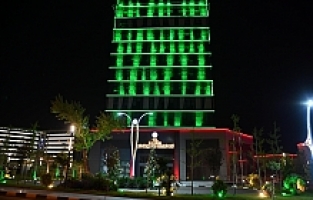 Manisa Büyükşehir Belediye binası çölyaklılar için yeşil renge büründü