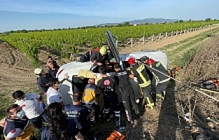 Manisa'da otomobil şarampole devrildi: 4 yaralı