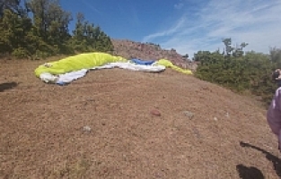 Manisa'da uçuş sırasında düşen paraşütçüler hastaneye kaldırıldı