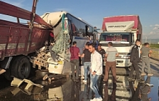 Manisa’da feci kaza: İşçi servisi tıra çarptı, 1 kişi öldü, 30 kişi yaralandı