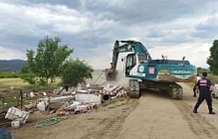Marmara Gölü Havzasındaki Kaçak Yapılar Yıkılıyor