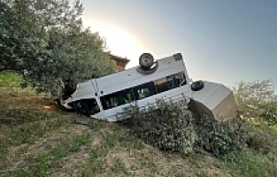 Minibüs ile Kamyonet Kavşakta Çarpıştı: 4 Yaralı