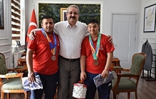 Olimpiyat Madalyalarını Kaymakam Sağlam'a Götürdüler