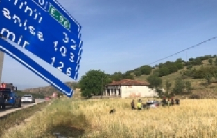 Otomobil Mesafe Levhasına Çarpıp Tarlaya Uçtu