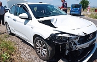 Otomobille motosiklet çarpıştı: 3 kişi yaralandı