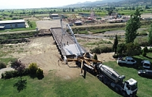 Salihli’de Gümüşçayına Yapılan 2. Köprüde Son Aşamaya Gelindi
