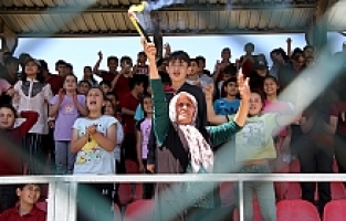 Torununun Şampiyonluk Sevincine Ortak Olup Çocuklar Gibi Eğlendi