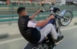 Trafikte Yaptığı Tehlikeli Hareketleri Sosyal Medyada Paylaştı