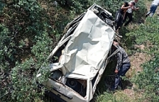 Uçuruma Yuvarlanan Araçtan Sağ Kurtuldu