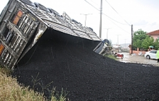 Yağışlı Havada Kontrolden Çıkan Tır Yan Yattı