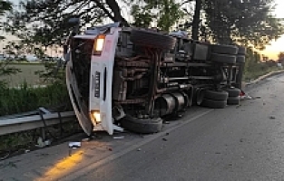 Yolcu otobüsü tıra arkadan çarptı: 2 yaralı