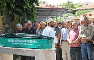 Ailesi uyurken evi yakan baba defnedildi