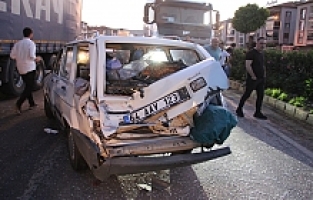 Freni patlayan tır kırmızı ışıkta bekleyen otomobile çarptı: 4 yaralı