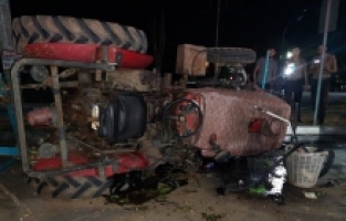 Kamyonet ve Traktör Çarpıştı: 1 Yaralı