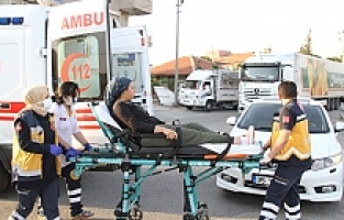 Otomobille Elektrikli Bisiklet Çarpıştı:Elektrikli Bisikletin Sürücüsü Hastaneye Kaldırıldı