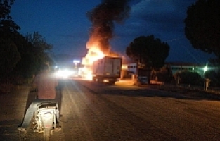Seyir halindeki tır yandı, sürücü son anda kurtuldu
