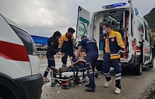 Yağışlı Havada Kontrolden Çıkan Otomobil Takla Attı: 2 Yaralı