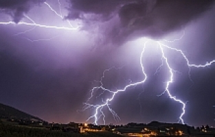 Yıldırım düşmesi sonucu bir kişi hayatını kaybetti