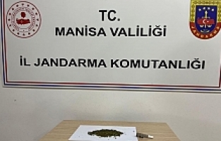 Yol kenarında alkol ve esrar alırken yakalandılar