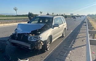 Aracının Kontrolünü Kaybedip Bariyerlere Çarptı: 2 Yaralı