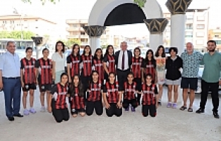 Başkan Akın Hentbol Takımını Antalya’ya Uğurladı