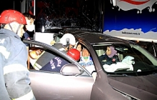 Faciaya Ramak Kaldı! Otobüs ve 2 Otomobilin Büyük kazası