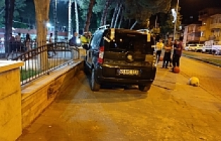 Fren yerine gaza bastı, duvara toslayınca durdu