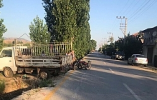 Kamyonet ile sepetli motosiklet çarpıştı: 1 ağır yaralı