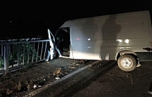 Kamyonet Köprü Korkuluğuna Çarptı