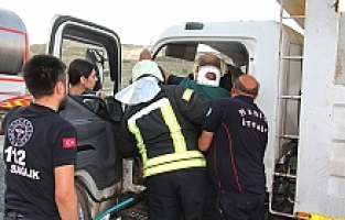 Kamyonet Süt Tankerine Çarptı: 1 Yaralı