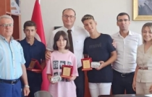 Kaymakam Arıkan LGS'de Dereceye Giren Öğrencileri Tebrik Etti