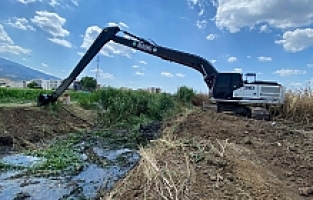 Kazım Karabekir ve Akpınar mahallelerinde kurutma kanalı temizlendi